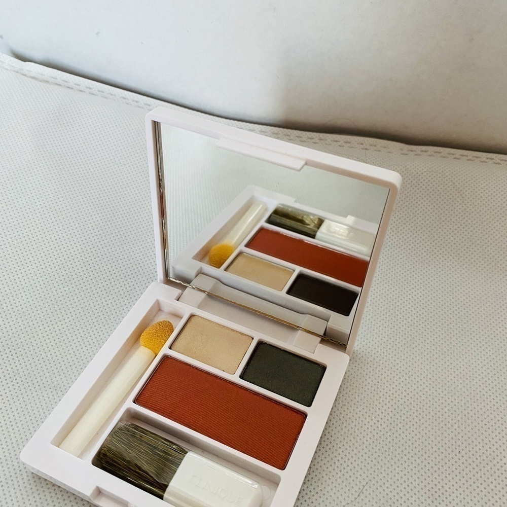 CLINIQUE Makeup Set Bundle of Three Items. - Picture 4 of 5